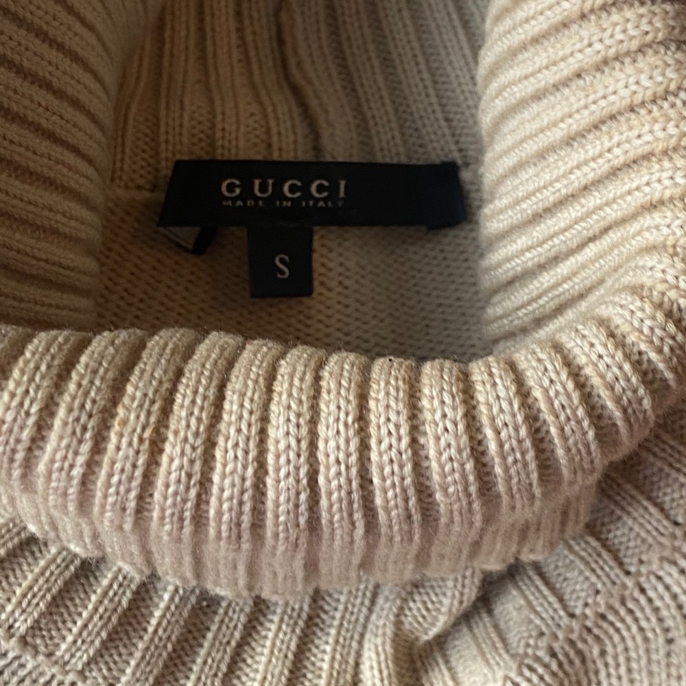 Gucci light sweater.